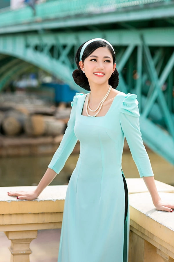 mau-ao-dai-co-vuong-tay-phong-10